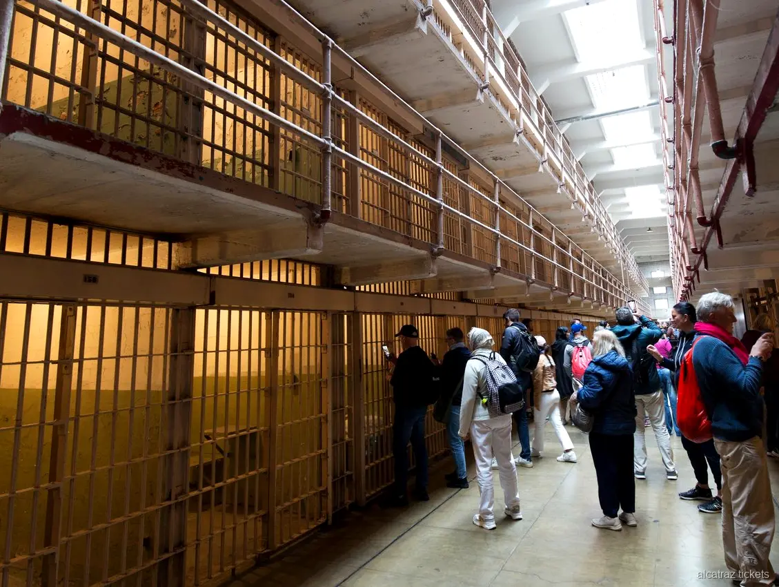 Corridoio del Cellhouse dell'isola di Alcatraz incluso nel combinato con bus hop-on hop-off