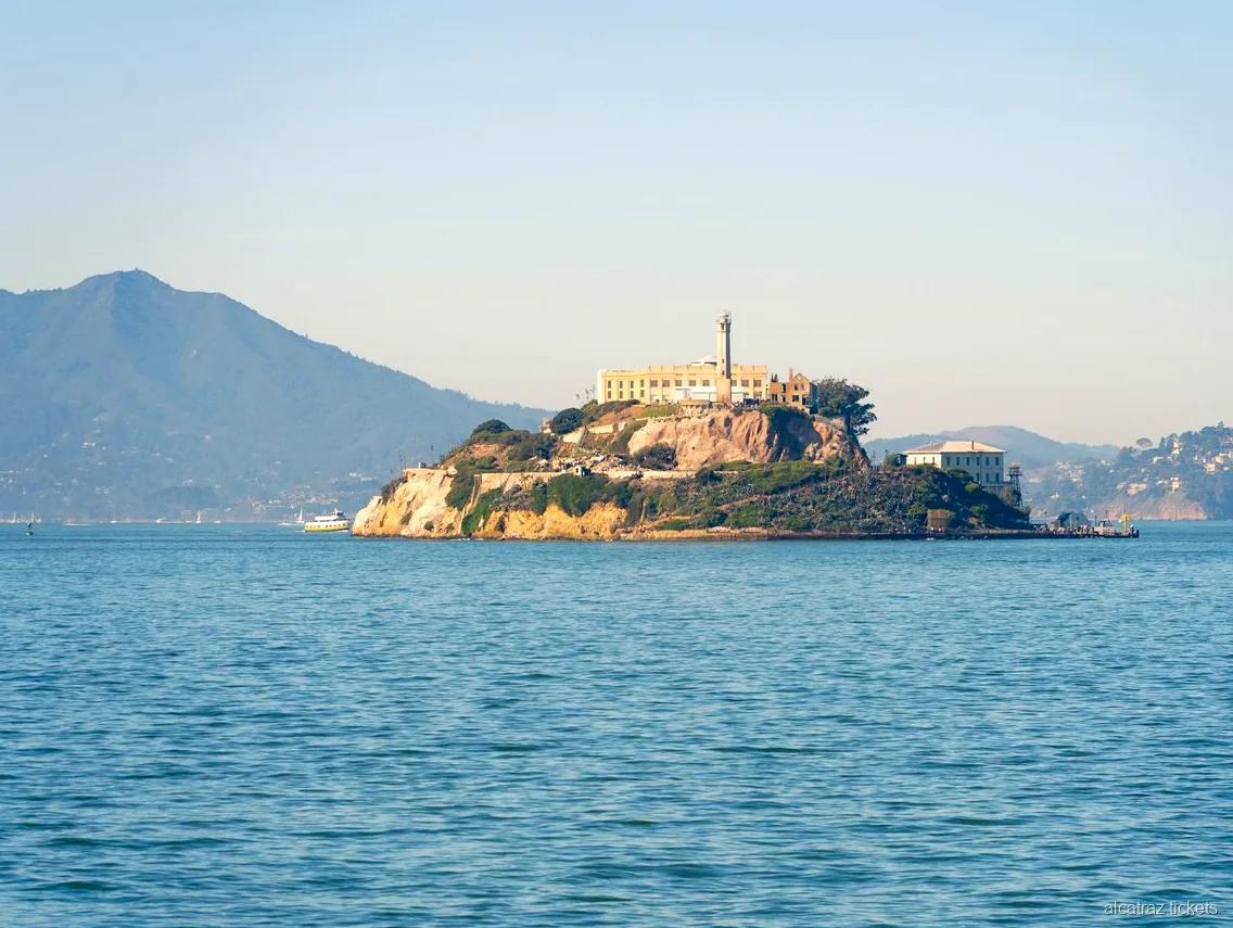 Alcatraz Fähre überquert die San Francisco Bay in Richtung Alcatraz Island