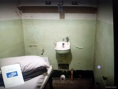 Gang in het cellenblok van Alcatraz Island inbegrepen bij het fietsverhuur ticket