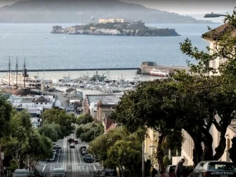 Besucher auf der selbstgeführten Alcatraz Cellhouse Audio-Tour