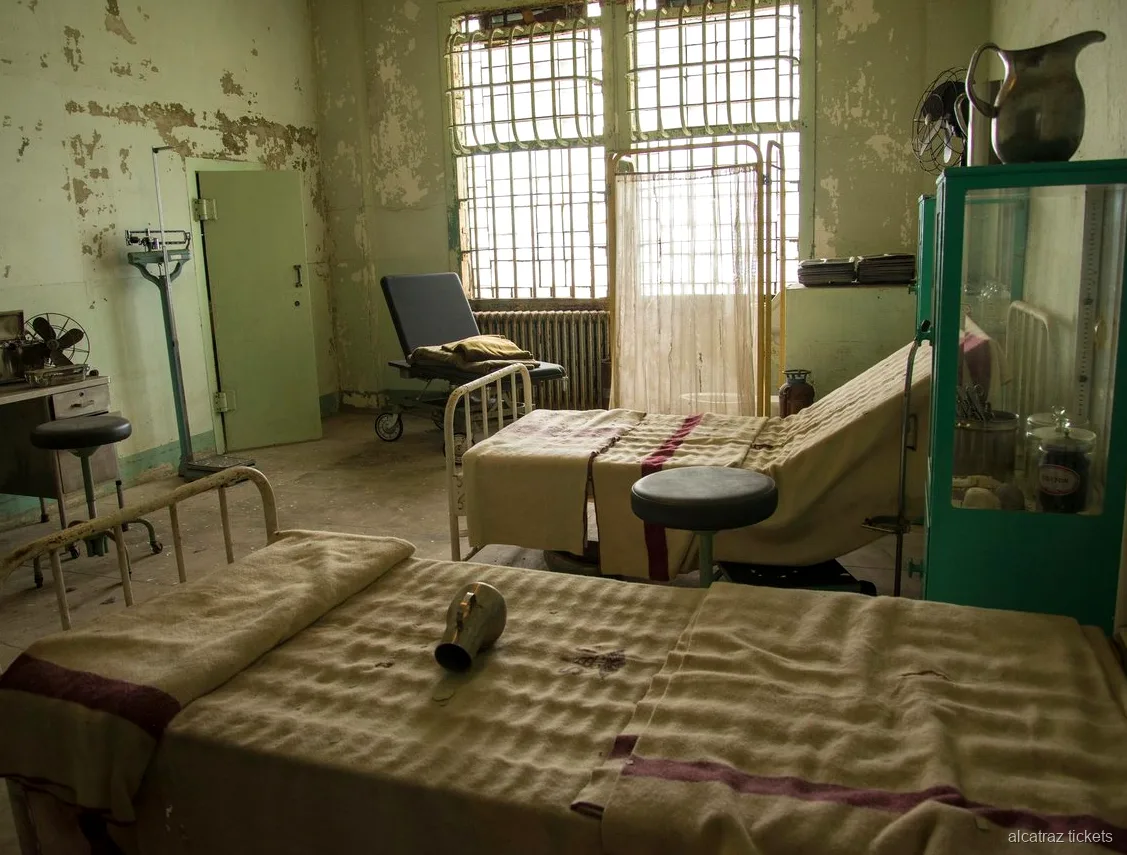 Abfahrt der Alcatraz-Fähre ab Pier 33, enthalten in der Bus Tour Kombination