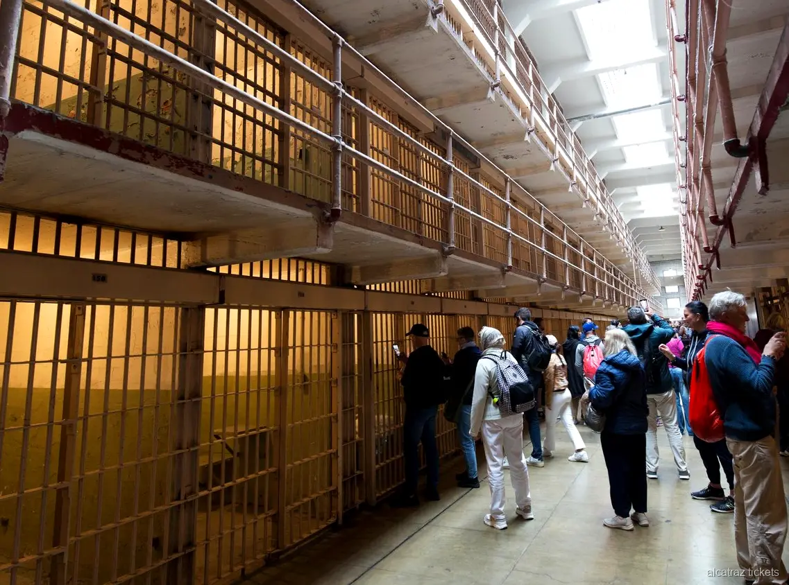 Korridor im Cellhouse von Alcatraz Island, enthalten in der Hop-On Hop-Off-Kombination