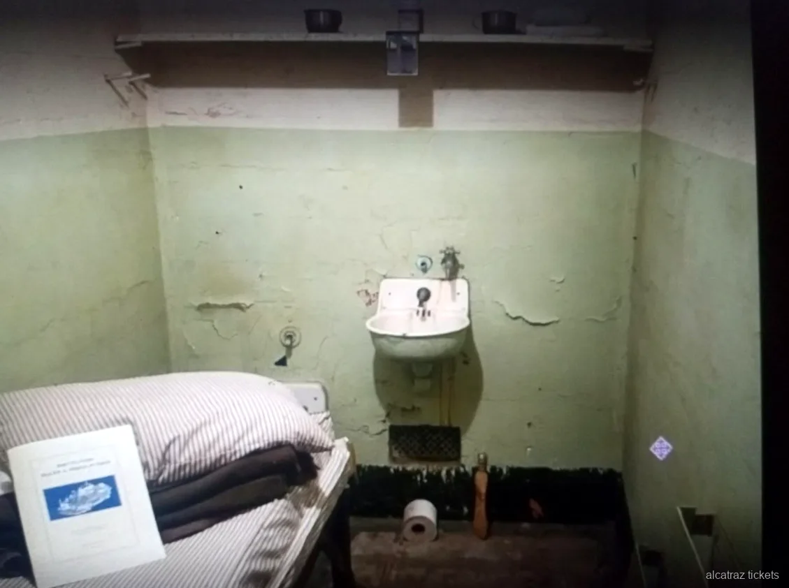 Corridoio del Cellhouse dell'isola di Alcatraz incluso nel biglietto con noleggio bici