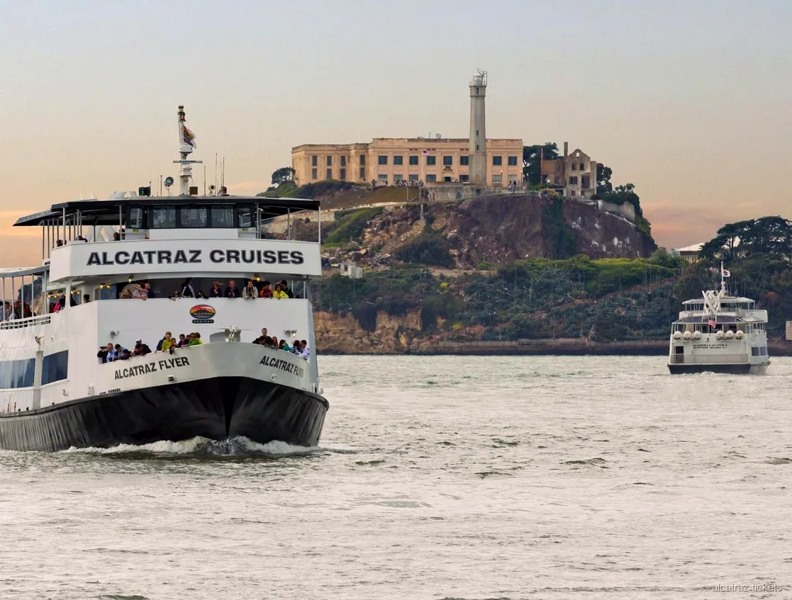 Haarspeldbochten van Lombard Street gezien tijdens de Alcatraz stadstour