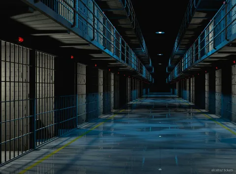 Traghetto del tour notturno di Alcatraz che attraversa la baia di San Francisco dopo il tramonto