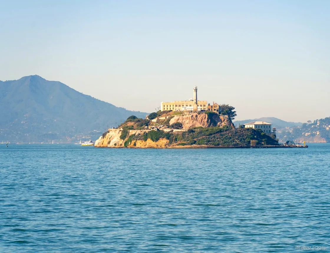 Traghetto per Alcatraz che attraversa la baia di San Francisco verso l'isola