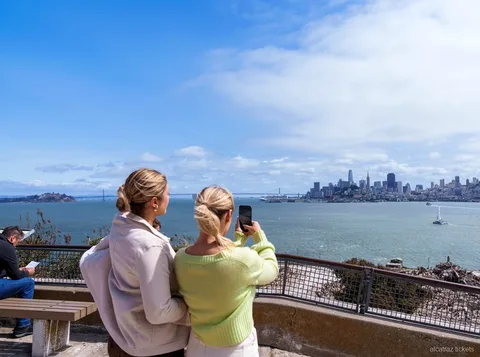 Visitatori lungo l'audio tour del Cellhouse di Alcatraz dentro l'edificio principale della prigione