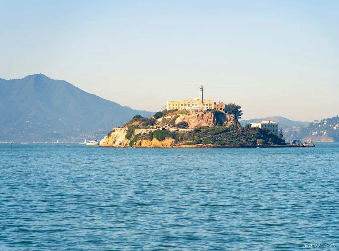 Ferry pour Alcatraz traversant la baie de San Francisco vers l'île
