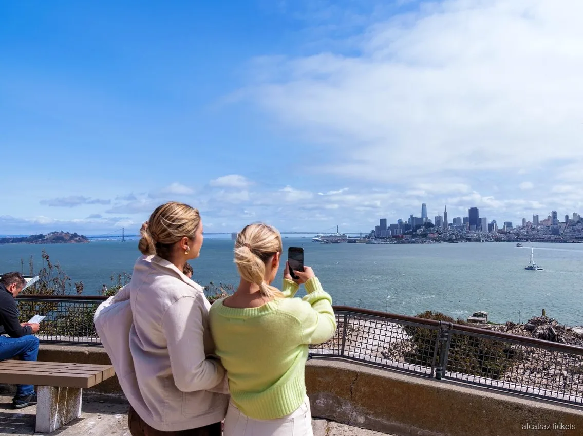Visiteurs suivant l'audioguide du pénitencier d'Alcatraz dans le bâtiment principal