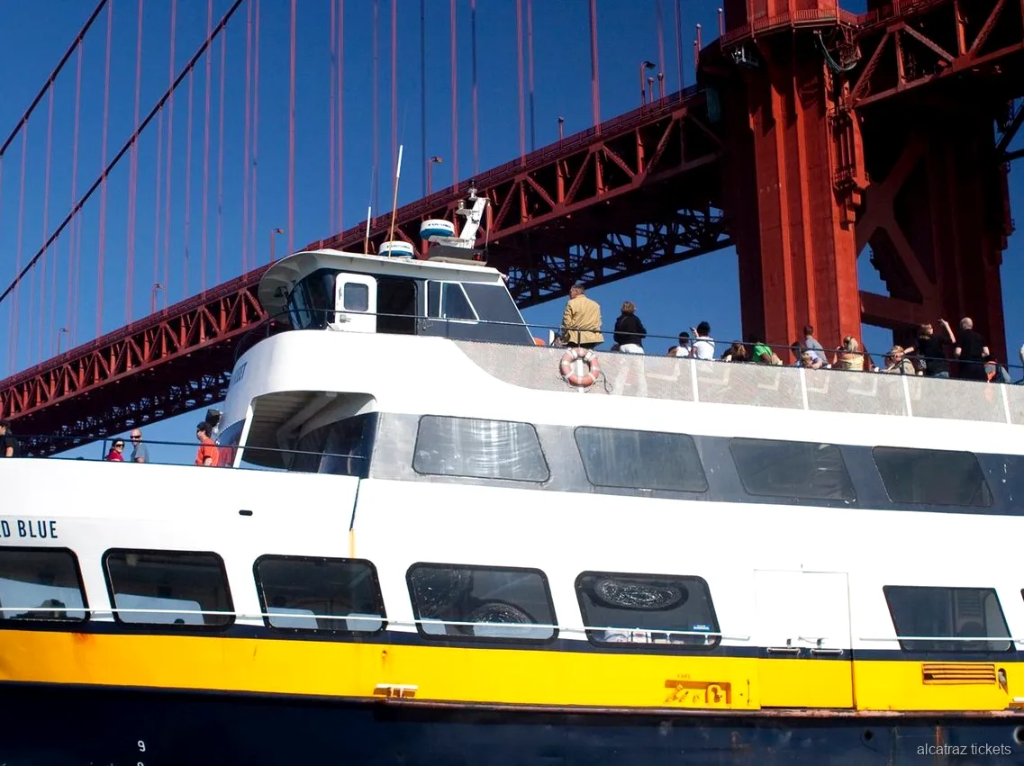 Barca da crociera nella baia di San Francisco in partenza vicino a Pier 39 per il giro intorno ad Alcatraz