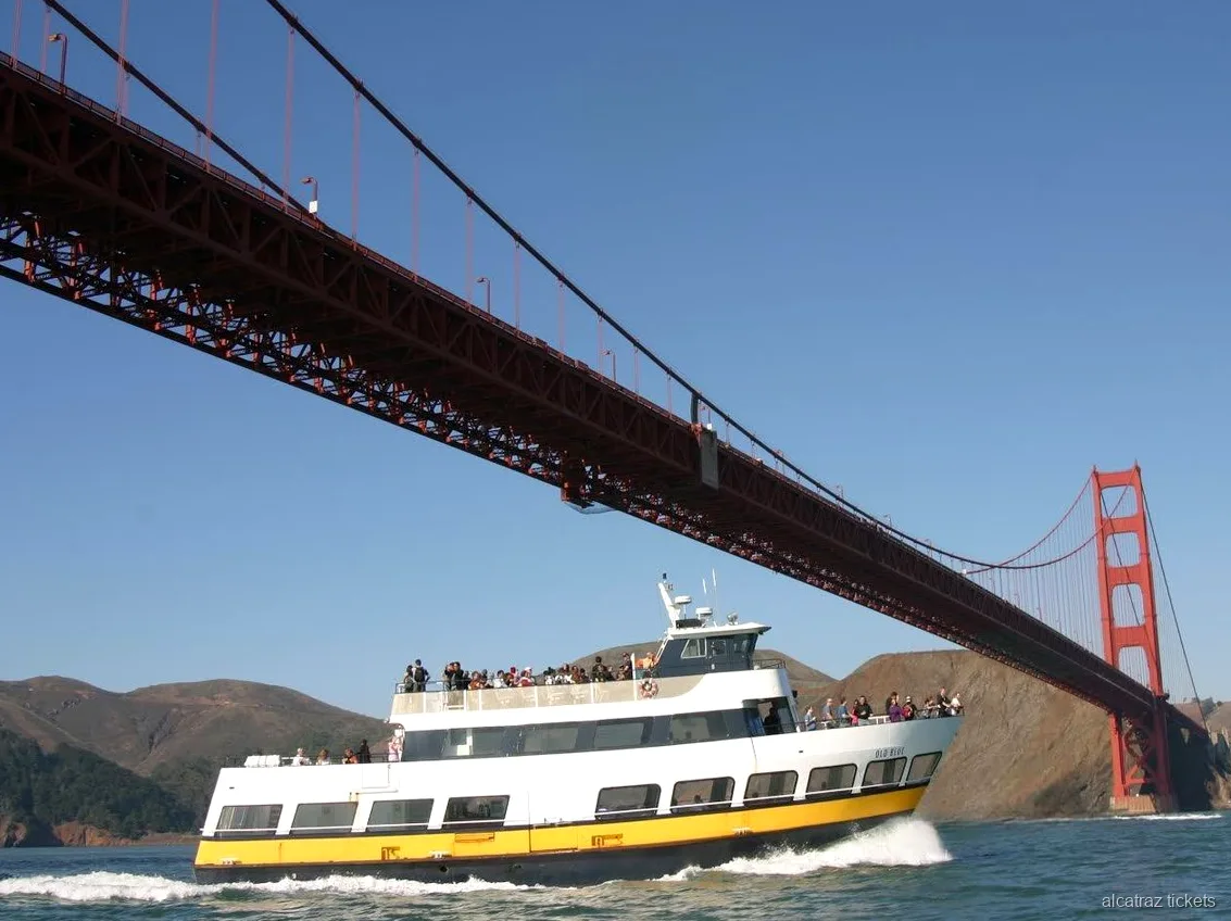 Golden Gate Bridge vu depuis le dessous pendant la croisière autour d'Alcatraz
