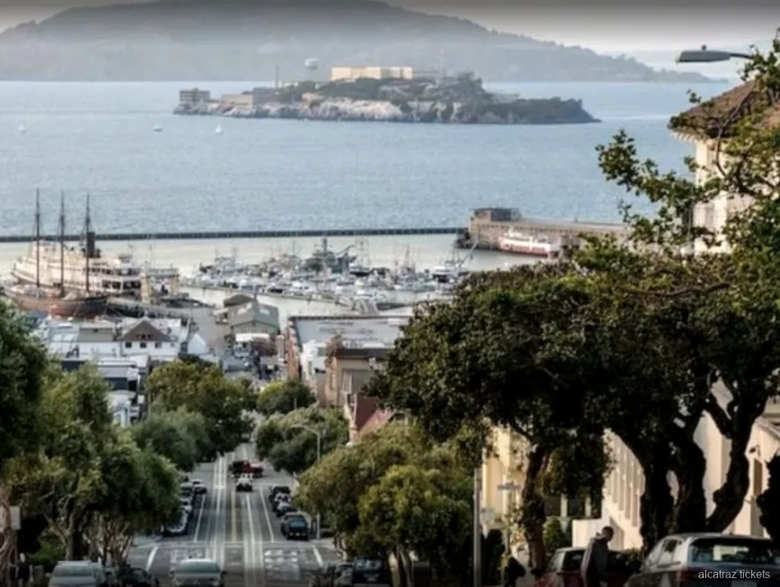 Visitants del tour de presó d'Alcatraz a l'audioguia autoguiada del edifici de cel·les